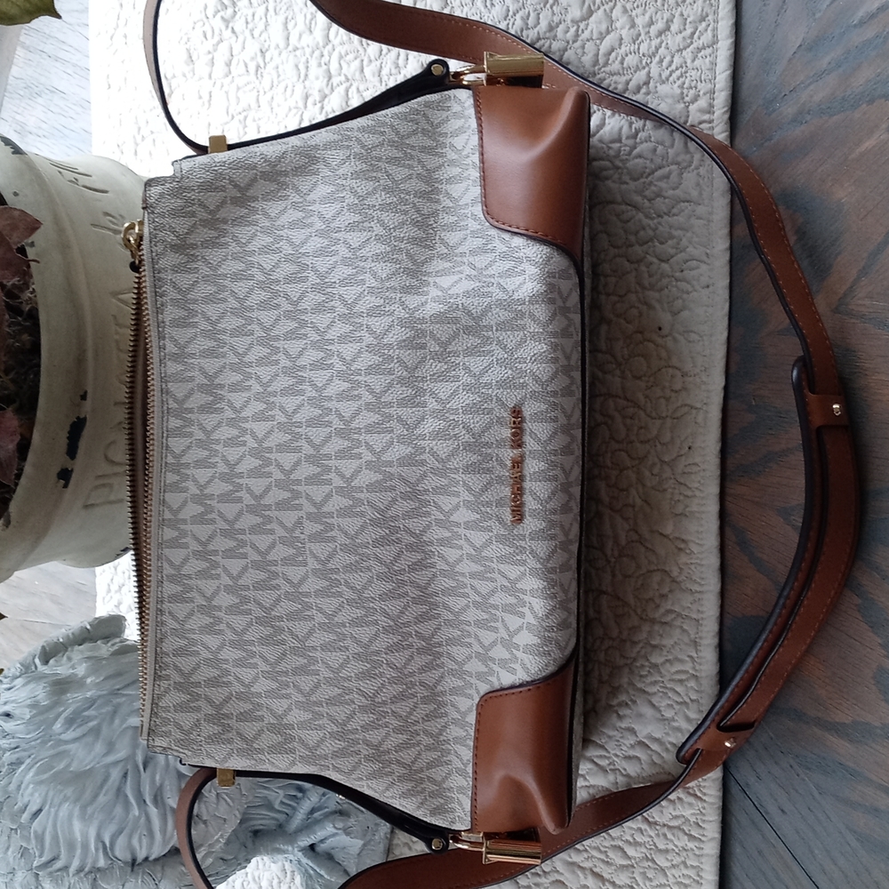 MICHAEL KORS BROWN AND WHITE CROSSBODY PURSE